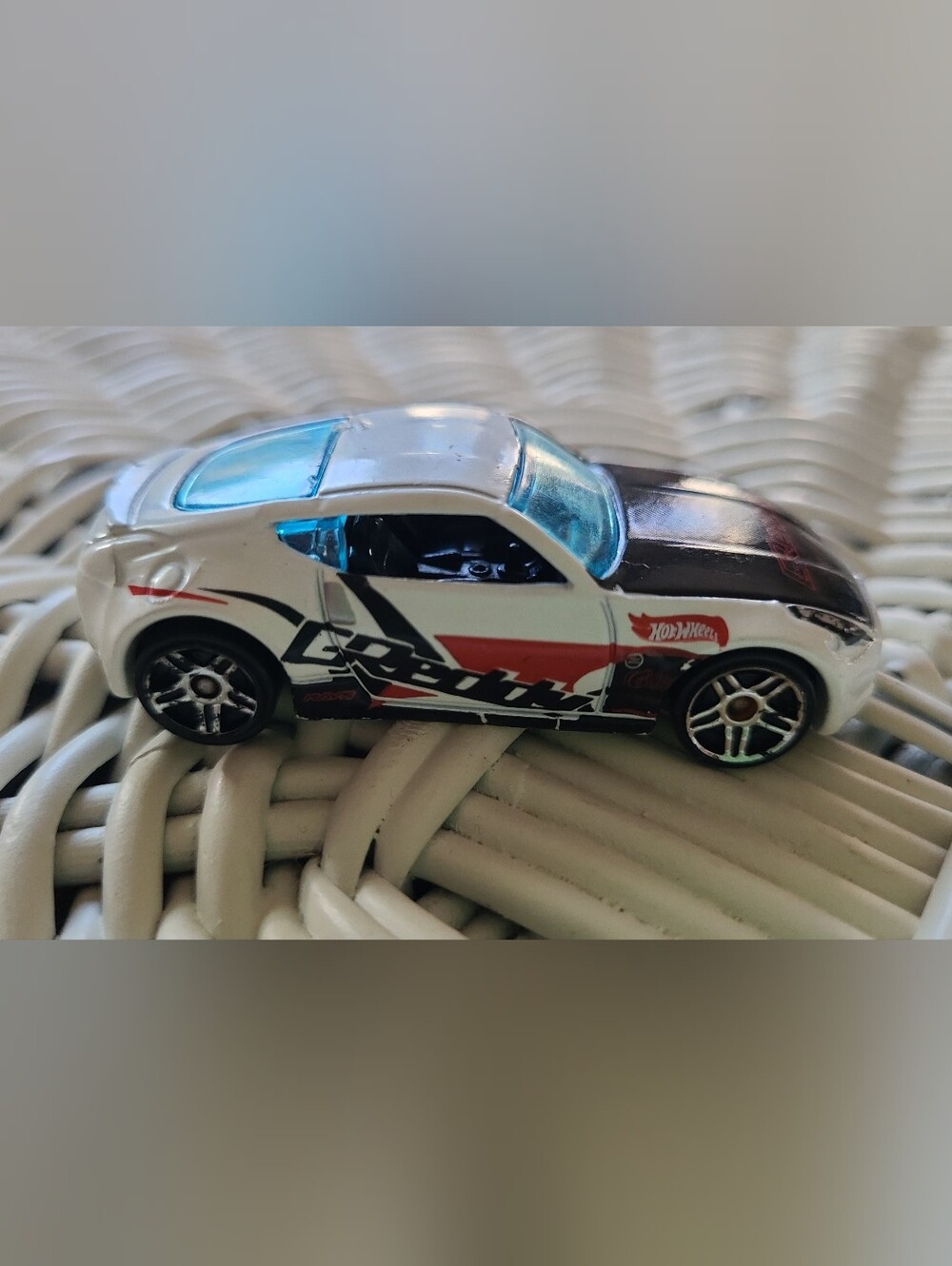 WHITE/BLACK GREDDY NISSAN 370Z HOT WHEELS 1/64 DIECAST CAR